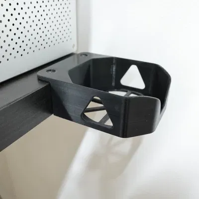 Một ốc vít khác trên giá đỡ cốc