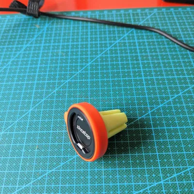 Núi điện thoại thông hơi ở chân xe