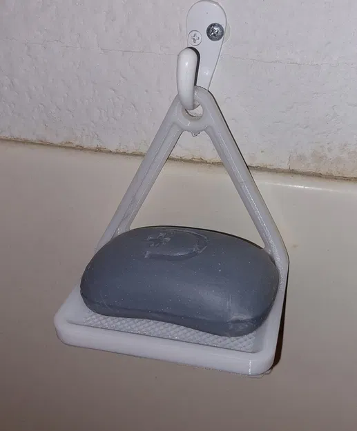 Món xà phòng để treo trên một cái móc tường. - Image 1