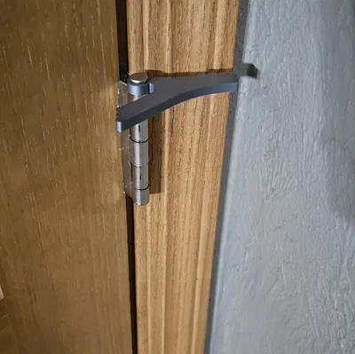 Bản lề được gắn cửa dừng