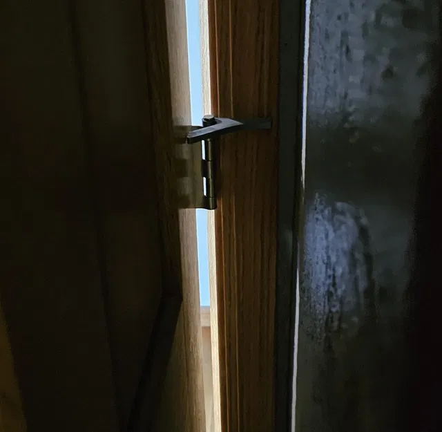 Bản lề được gắn cửa dừng - Image 3