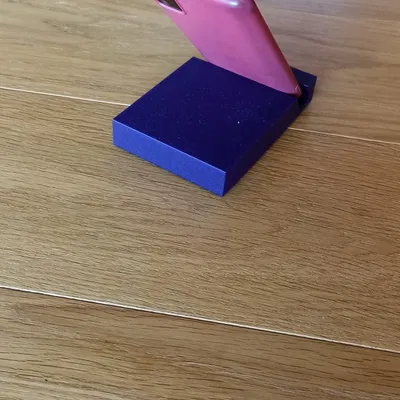 Đứng trên giá đỡ điện thoại di động