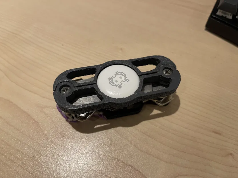 Người giữ Airtag Key (Kim cảm hứng bằng dao của Quân đội Thụy Sĩ) xoay với bản dựng trong Grip - Image 1