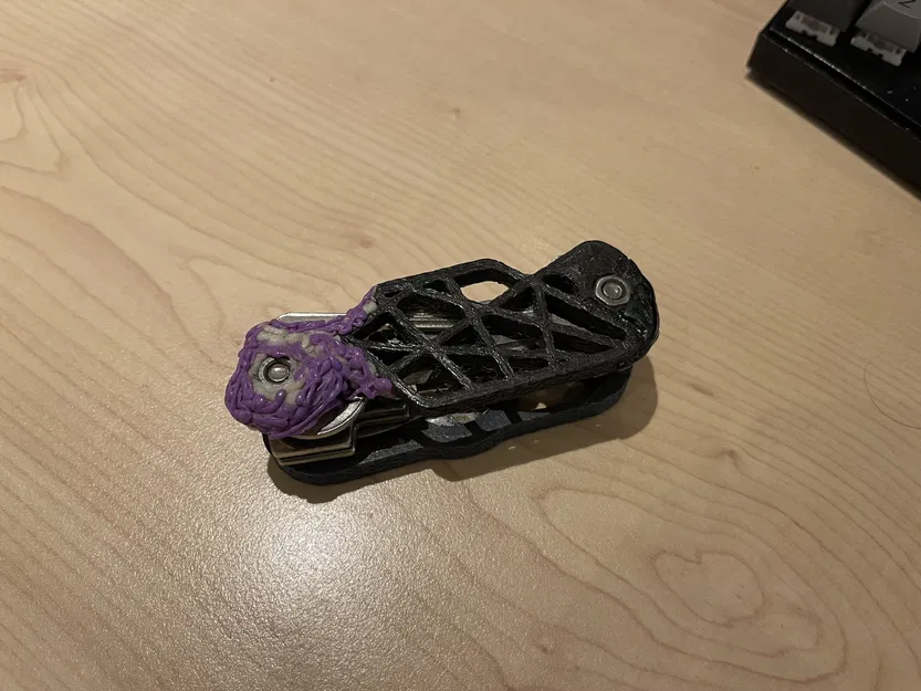 Người giữ Airtag Key (Kim cảm hứng bằng dao của Quân đội Thụy Sĩ) xoay với bản dựng trong Grip - Image 2