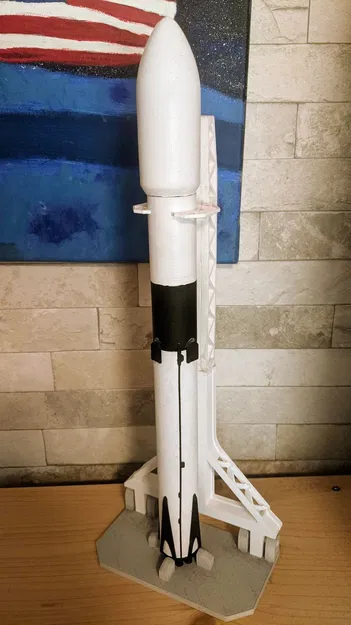 Falcon 9 và Strongback Model - Image 1