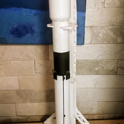 Falcon 9 và Strongback Model