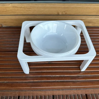 Đứng cho một cái bát cho một con chó cưng/con chó nhỏ