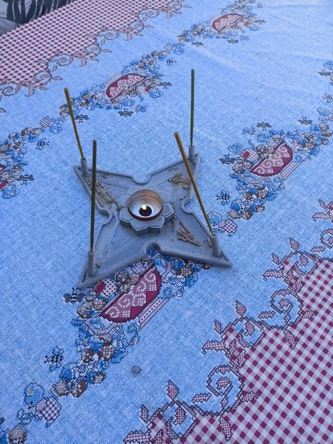 Người đốt nhang với ngọn nến Phật - Image 1