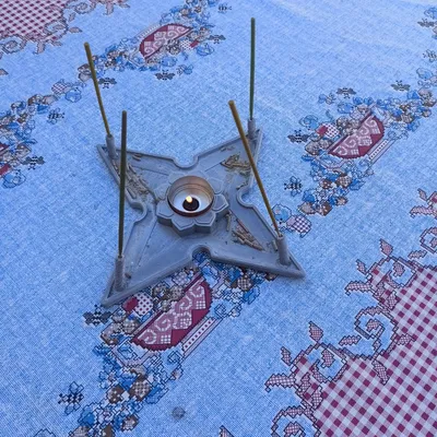 Người đốt nhang với ngọn nến Phật