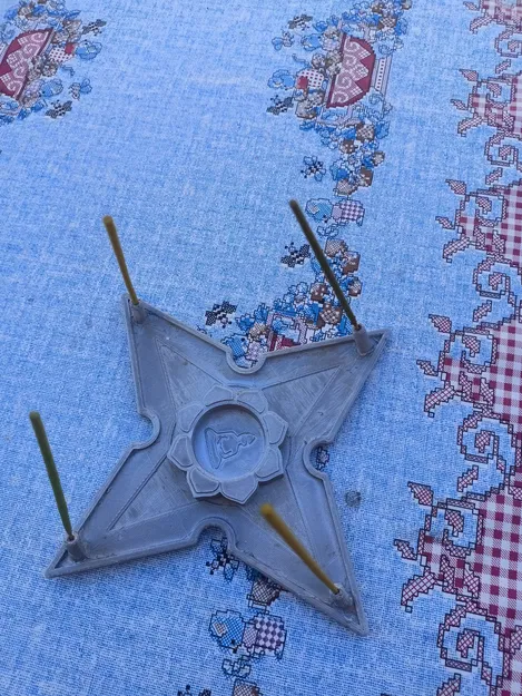 Người đốt nhang với ngọn nến Phật - Image 3