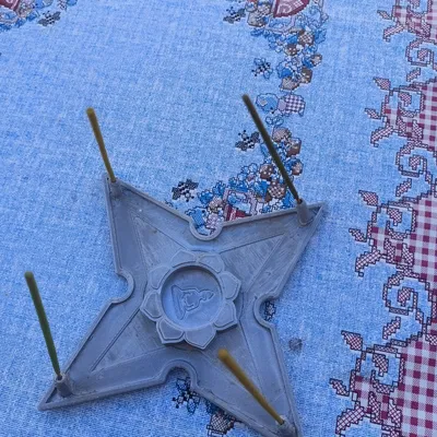 Người đốt nhang với ngọn nến Phật