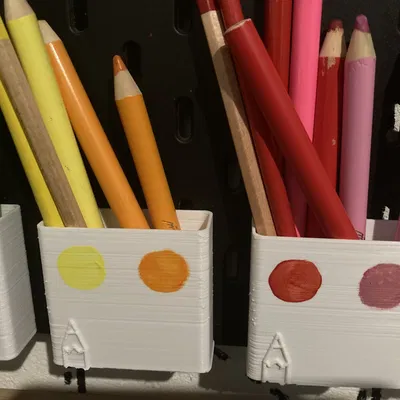 Người giữ bút chì Skadis