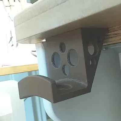 Dưới cái móc của bộ giữ tai nghe bàn làm việc