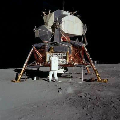 Mô hình mặt trăng Apollo 11