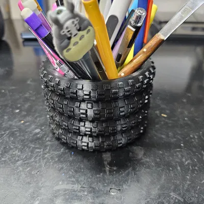 Người giữ bút chì lốp xe máy