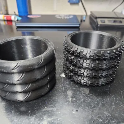 Người giữ bút chì lốp xe máy