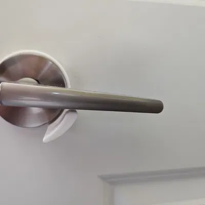 Khóa trẻ em cho tay nắm cửa cần