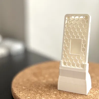 Raspberry Pi Zero W bao vây với giá đỡ được phối lại