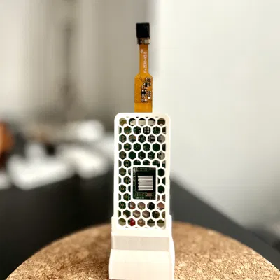 Raspberry Pi Zero W bao vây với giá đỡ được phối lại