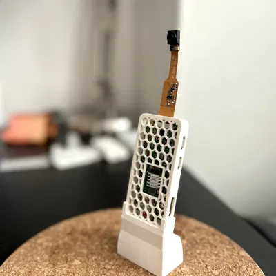 Raspberry Pi Zero W bao vây với giá đỡ được phối lại