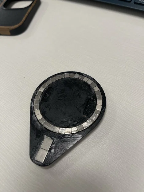 iPhone 12, và lên magsafe để gắn kết. - Image 2
