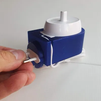 Người giữ bàn chải đánh răng bằng miệng b