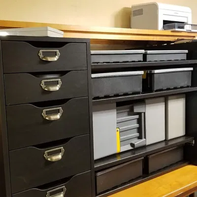 Người tổ chức IKEA Alex với kệ cho hộp lưu trữ