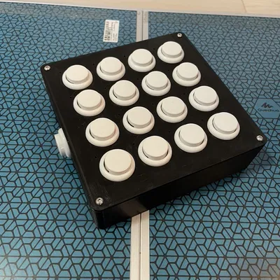 Bộ điều khiển MIDI macro/4x4. Được cung cấp bởi Raspberry Pi Pico.