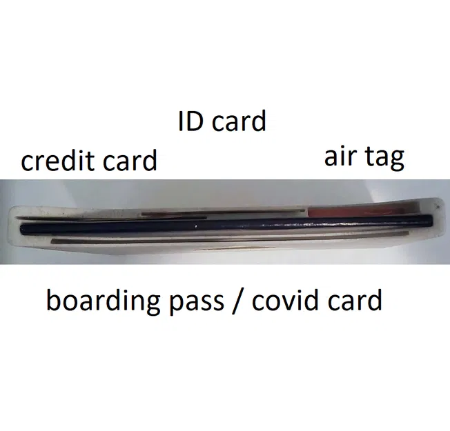 Vỏ hộ chiếu mỏng với giá đỡ Airtag - Image 1