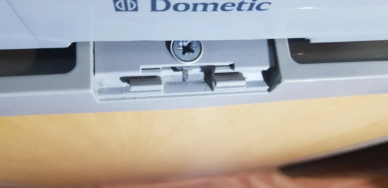 Thay thế cần khóa cửa cho tủ lạnh cắm trại - Image 3