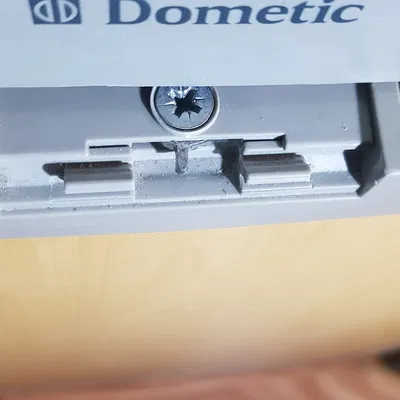 Thay thế cần khóa cửa cho tủ lạnh cắm trại