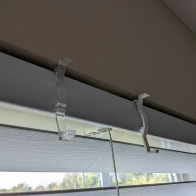 Hunter Douglas Woodmate Valence Clip 2-1/2 '' | 63,5mm - Trang trí mù cửa sổ Venice