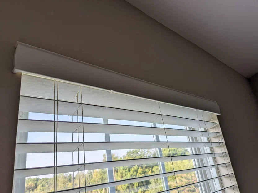 Hunter Douglas Woodmate Valence Clip 2-1/2 '' | 63,5mm - Trang trí mù cửa sổ Venice - Image 3