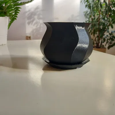 Nồi thực vật xoắn ốc với khay nhỏ giọt.