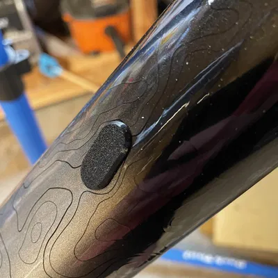 TPU grommet cho định tuyến cáp bên trong trên khung xe đạp Cannondale.