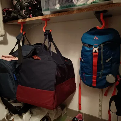 Giá treo túi dưới kệ với thiết kế linh hoạt