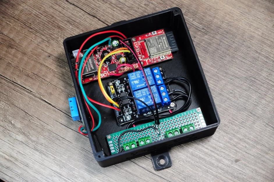 Hộp chứa ESP32-POE cho điều khiển cửa garage trong Home Assistant - Image 1