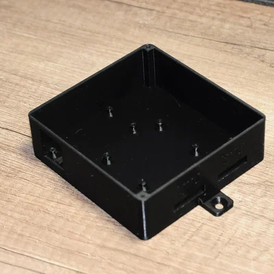 Hộp chứa ESP32-POE cho điều khiển cửa garage trong Home Assistant