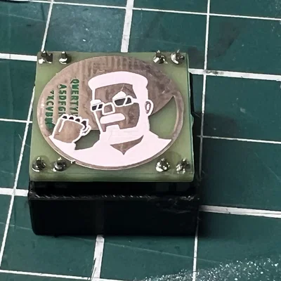 Giá đỡ hàn chân cho SAINTCON minibadge