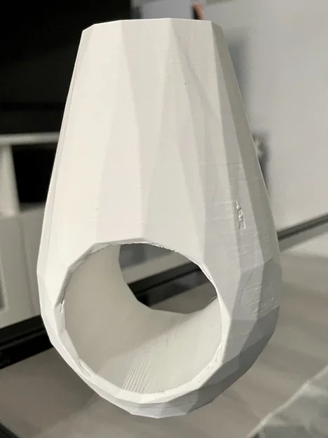 Bình hoa lỗ phong cách low-poly - Image 1