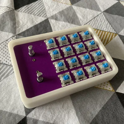 Bàn phím macropad tay nối với hai bộ mã hóa