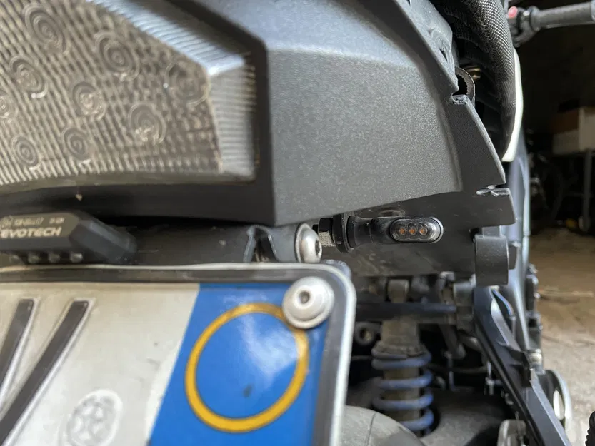 Giá đỡ đèn tín hiệu Triumph Speed Triple cho biển số độ lại - Image 4