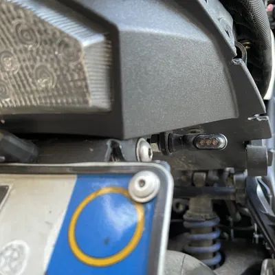 Giá đỡ đèn tín hiệu Triumph Speed Triple cho biển số độ lại