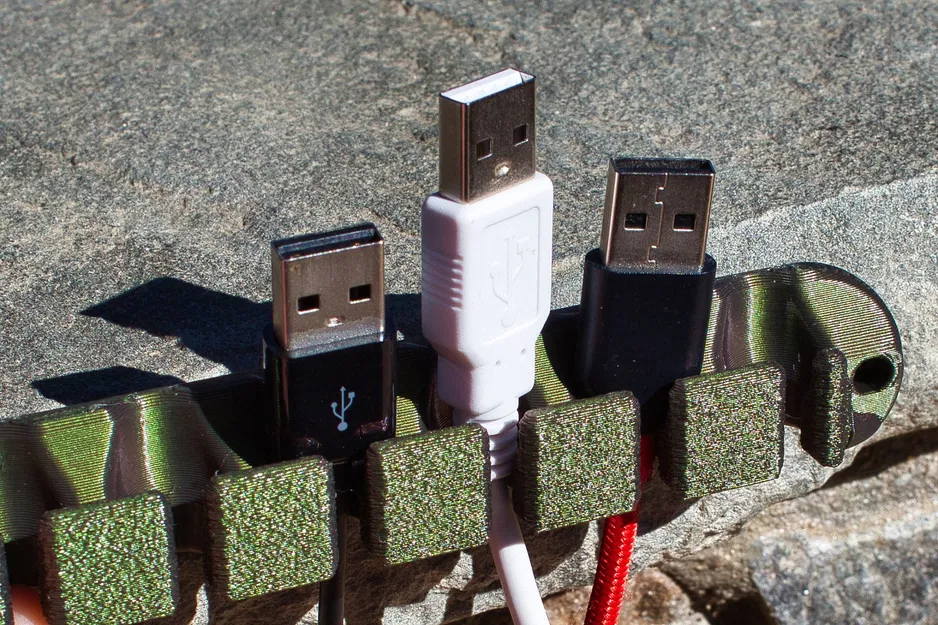 Giá đỡ tổ chức cáp USB 7 khe cho bàn làm việc - Image 1