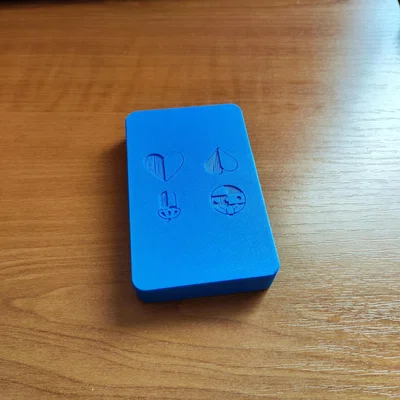 Hộp đựng bài "prší" với họa tiết "prší