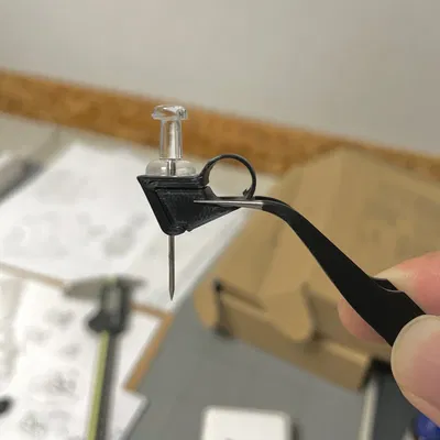 Giá đỡ cáp bằng ghim nhấn cho kệ treo tường