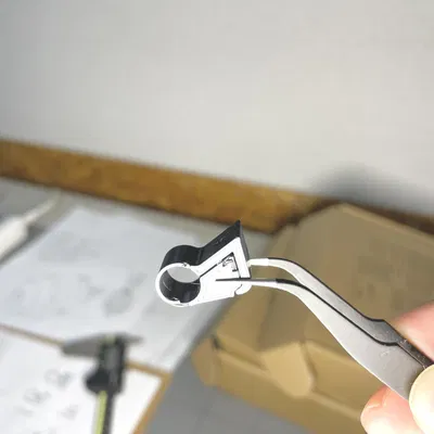 Giá đỡ cáp bằng ghim nhấn cho kệ treo tường