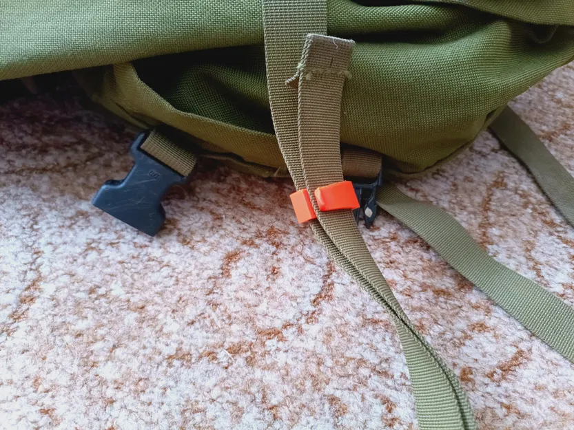 Khóa đeo ba lô Karrimor màu đen và cam - Image 1