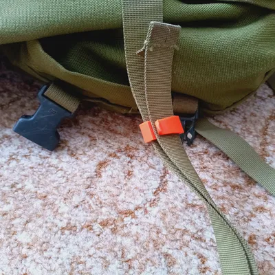 Khóa đeo ba lô Karrimor màu đen và cam