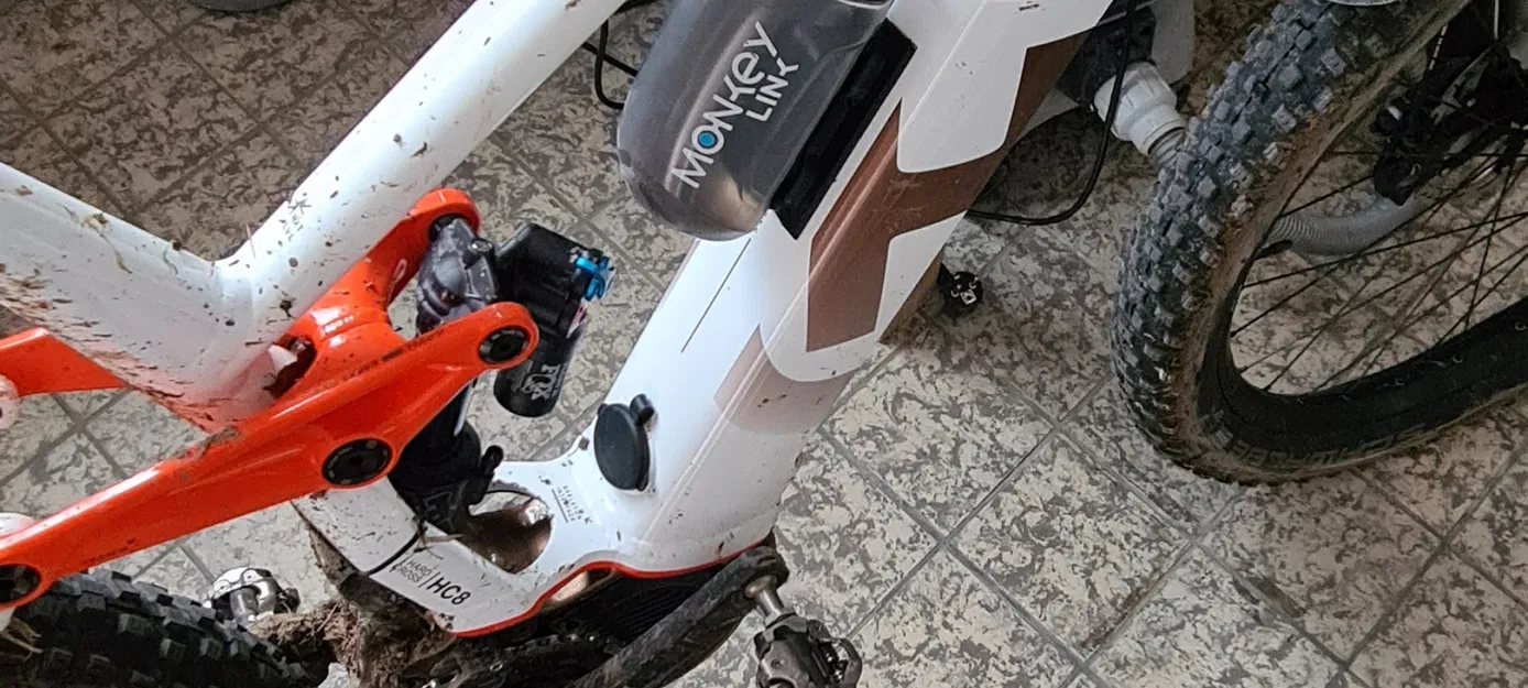 Giá đỡ bình nước cho xe đạp Husqvarna HC8 - Image 3